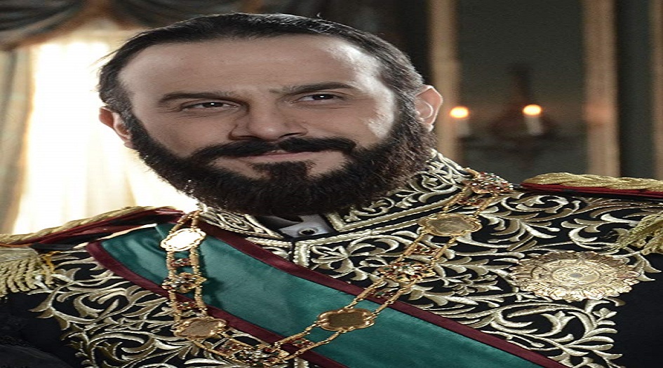 العلم الأميركي يحرج قصي خولي.. وعاصفة انتقادات للفنان السوري