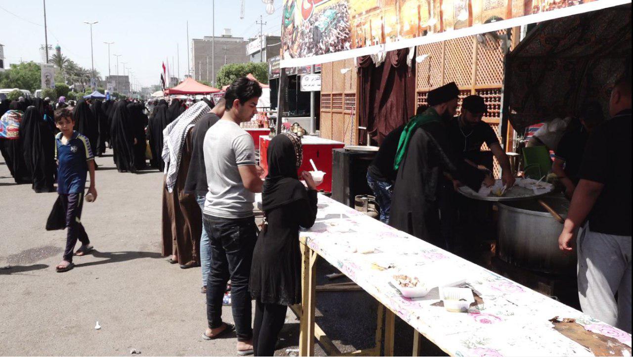 مئات آلاف الزائرين يتجهون الى الكاظمية سيرا على الاقدام  