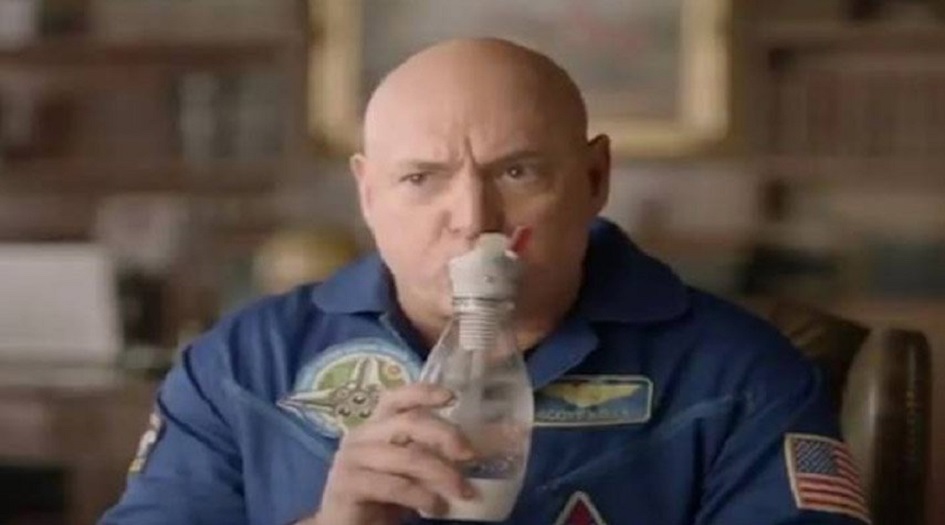 زجاجة تحول أنفاس الإنسان إلى مياه غازية