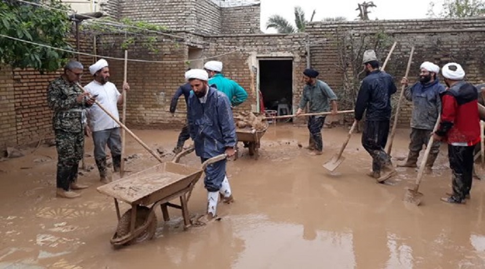 تطوع مئات من طلاب الحوزات العلمية في طهران لإغاثة منكوبي السيول