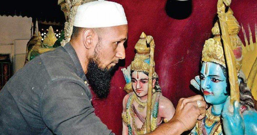 صدام حسين ينظف معبد رام..