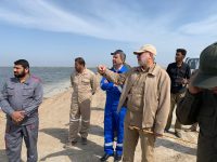 بالصور .. ابو مهدي المهندس يتفقد حقل مجنون