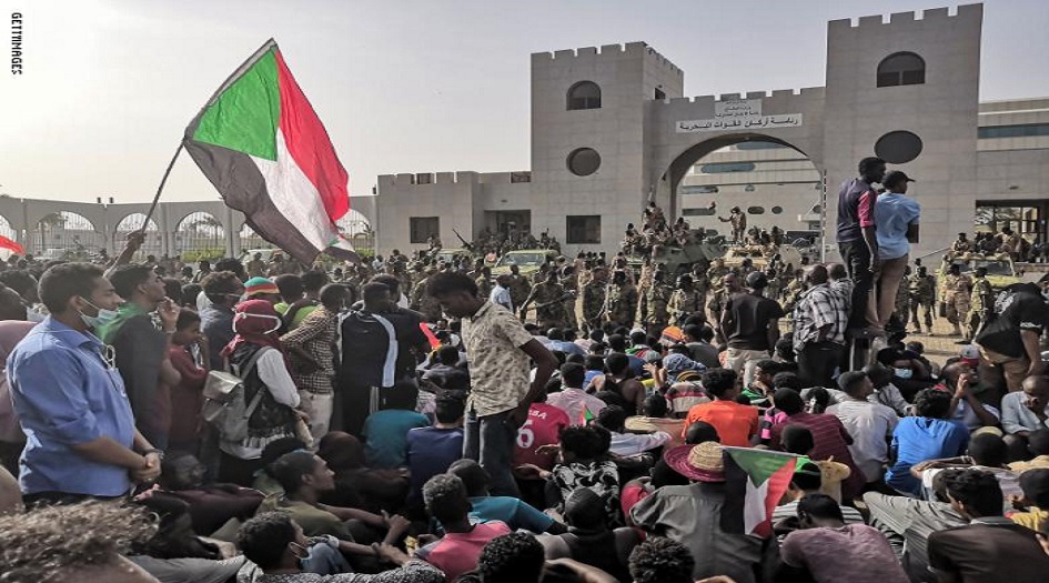 السودانيون يطالبون بتسليم السلطة الى حكومة مدنية فورا