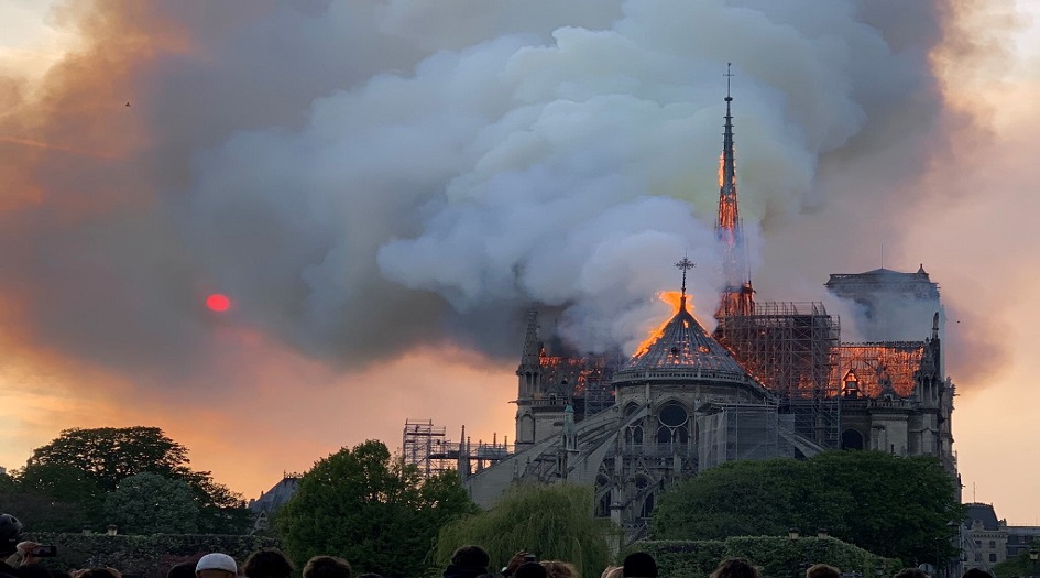 فرنسا: فرق الإطفاء تنجح في "السيطرة" على حريق كاتدرائية نوتردام و"إنقاذ الهيكل الرئيسي"