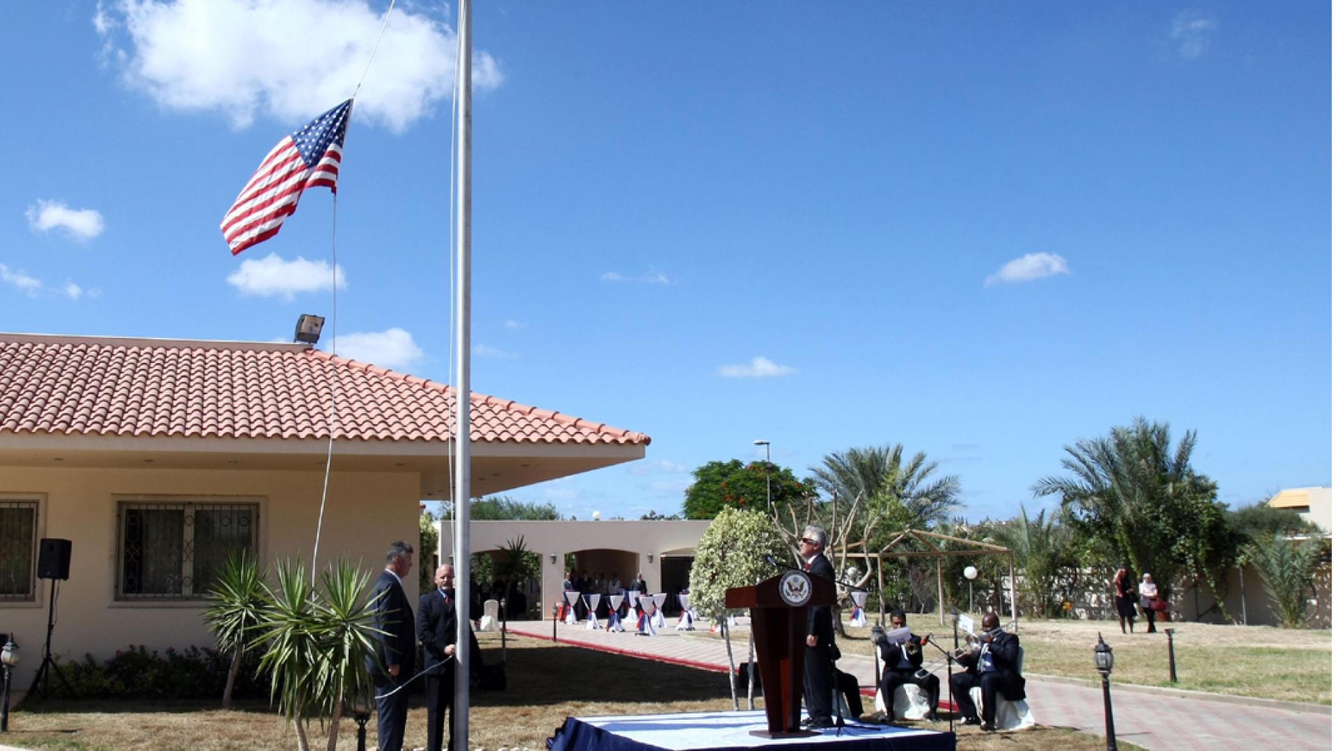 مسلحون يقتحمون السفارة الأمريكية في طرابلس 