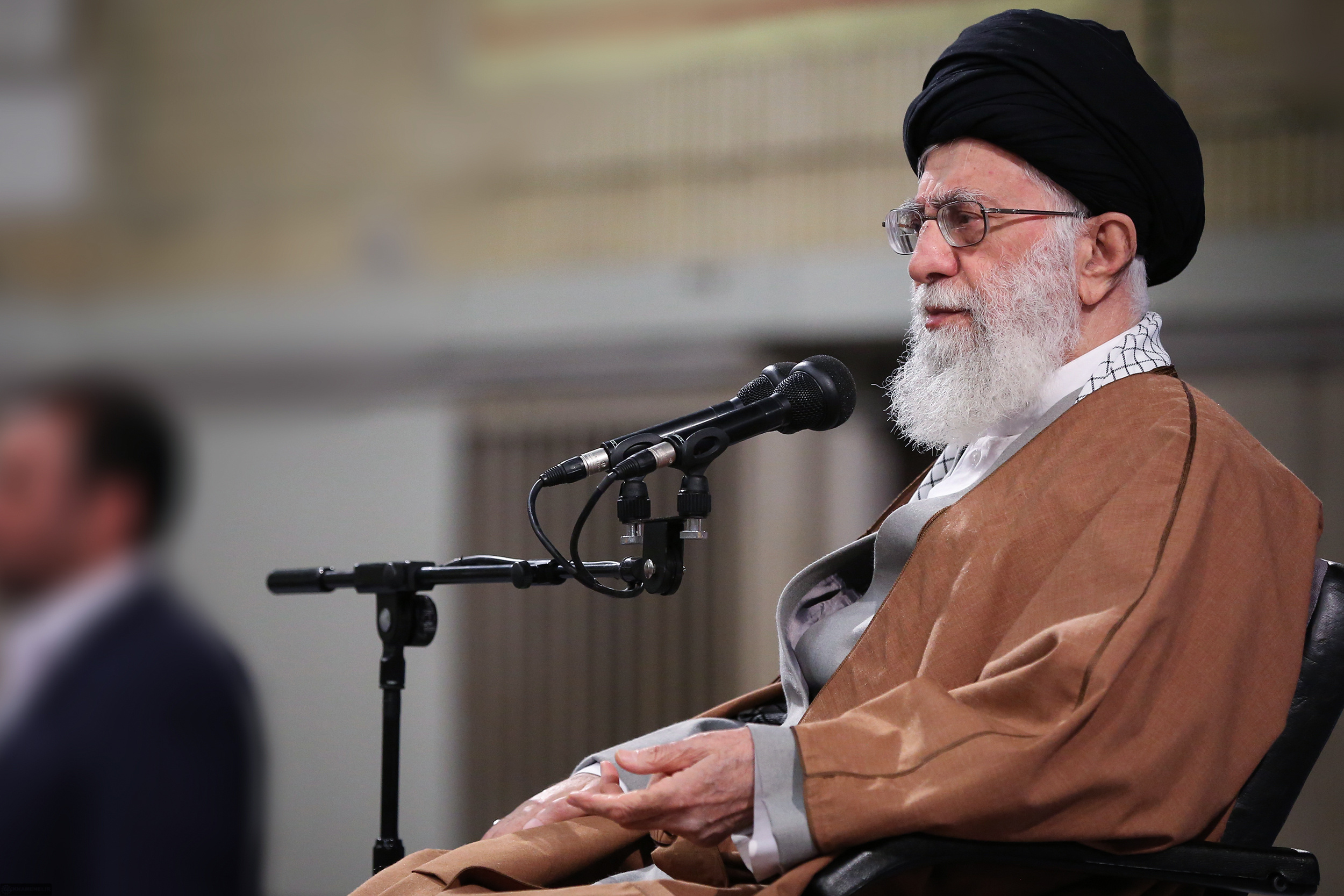 الامام الخامنئي  يعين اللواء سلامي قائدا جديدا لحرس الثورة الاسلامية 