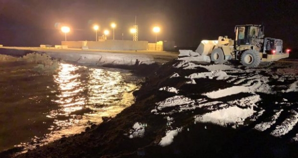 المياه تهدد سواتر حماية حقل مجنون والحشد يتأهب