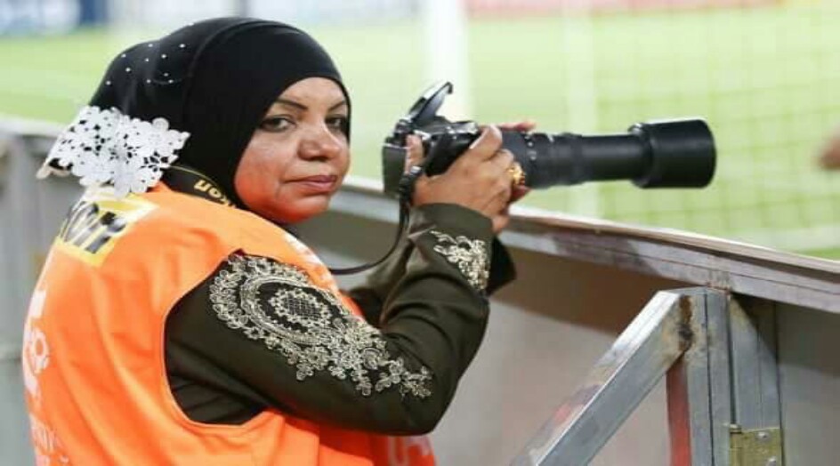 مصورة عراقية تجذب الانظار في ملعب كربلاء الدولي
