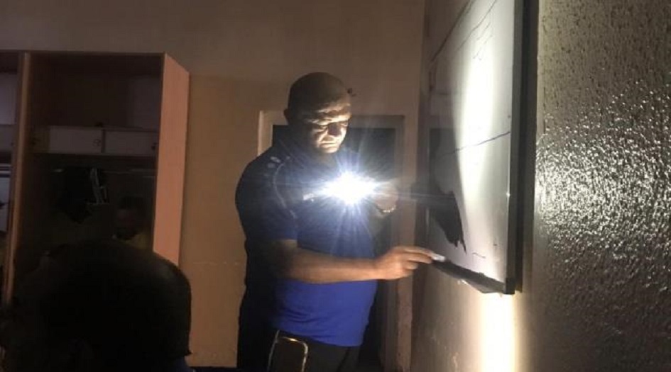 في الدوري العراقي.. مدرب يستعين بضوء "الموبايل" لشرح الخطة للاعبيه +الصور