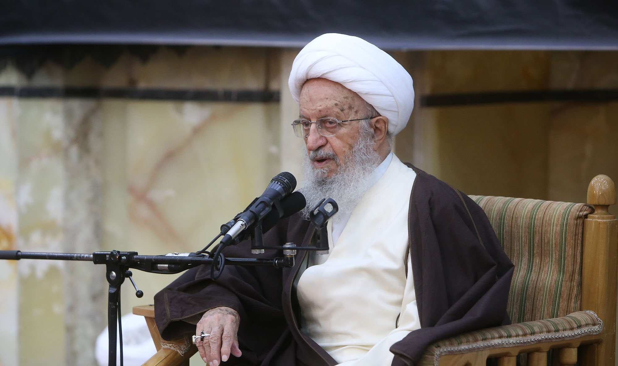 آية الله مكارم شيرازي ينتقد صمت المجتمع الدولي تجاه المجزرة الاخيرة في السعودية 