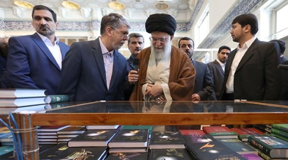 قائد الثورة الاسلامية يتفقد معرض طهران الدولي للكتاب