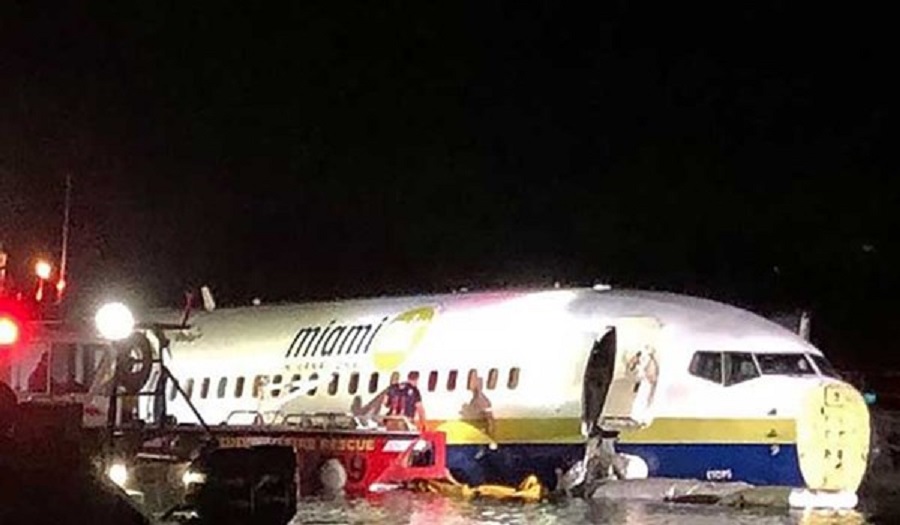 طائرة بوينغ 737 تنزلق إلى نهر في فلوريدا وإصابة 21 شخصا
