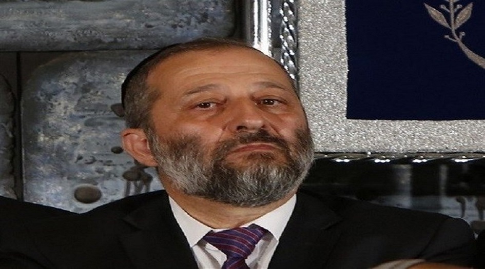 بالصورة.. وزير الداخلية الإسرائيلي يختبئ في ملجأ