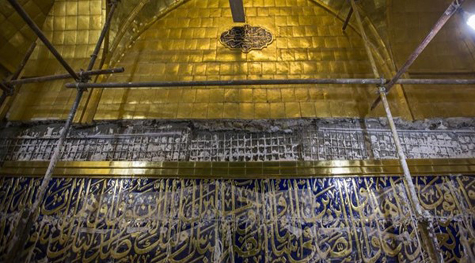 نقش آيات قرآنية على ايوان مرقد العباس (ع) بأيدي ايرانية