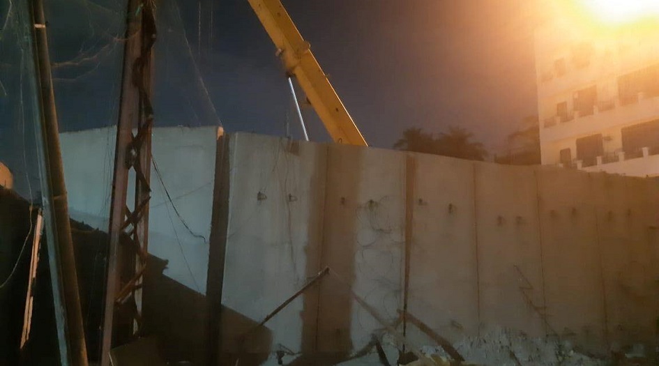 رفع كتل الكونكريت من محيط مبنى مؤسسة رئيسية في بغداد