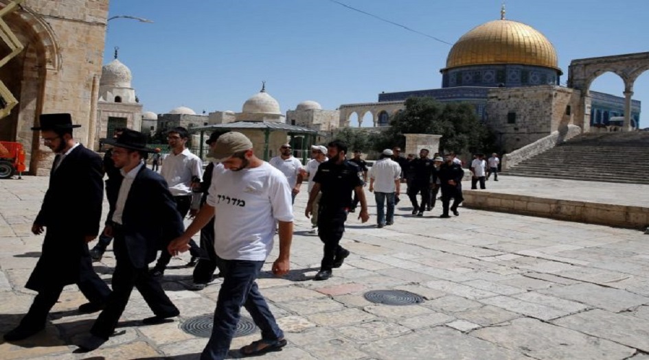 مستوطنون يقتحمون باحات الاقصى