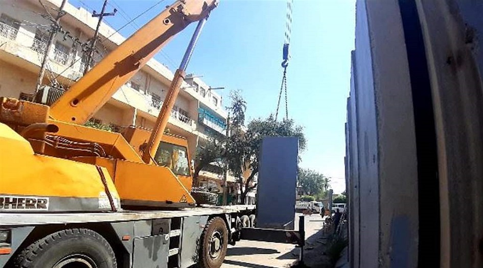 رفع الكتل الكونكريتية المحيطة بفرعين لمصرف الرافدين في بغداد