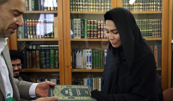 سيدة بوذية تعلن اسلامها في مرقد الامام الرضا عليه السلام في مشهد المقدسة