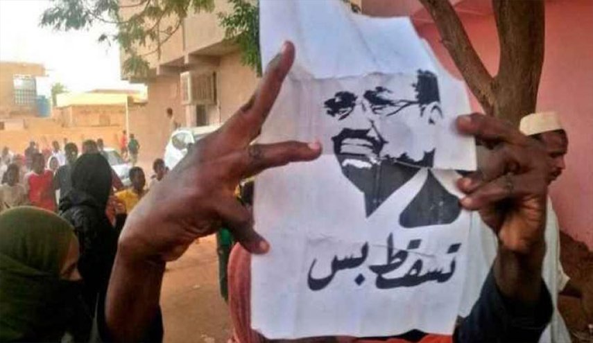 الشرطة السودانية تزيل اسم البشير وصوره من أبراجها