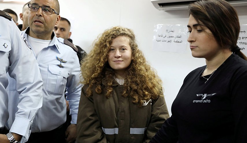 عهد التميمي تشارك في مسيرة مؤيدة للفلسطينيين بلندن