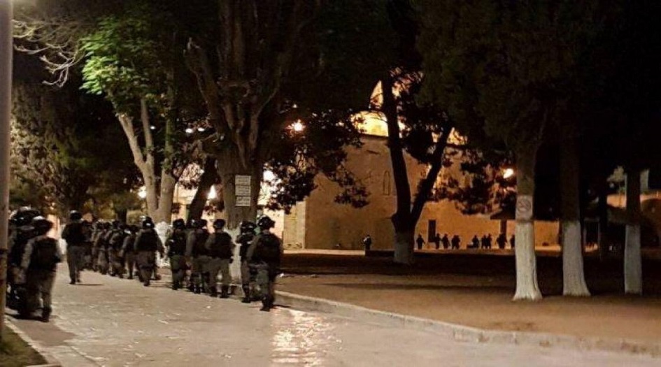 قوات الاحتلال تقتحم المسجد الأقصى وتخرج المعتكفين بالقوة