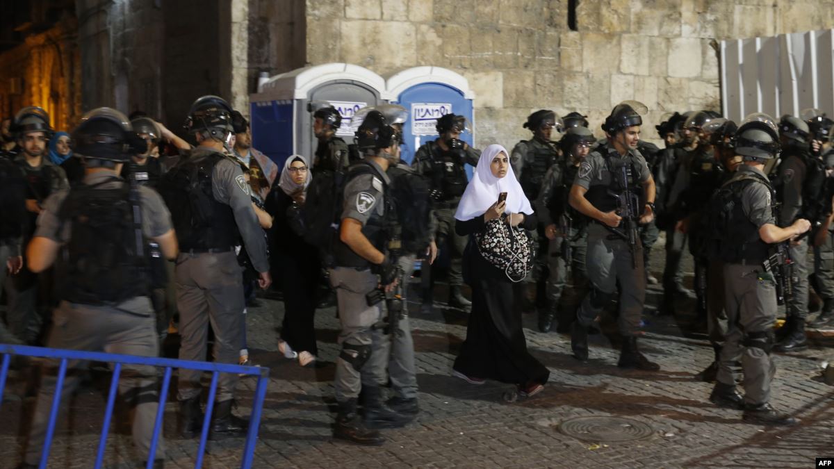 "إسرائيل" تخلي المسجد الأقصى من المعتكفين