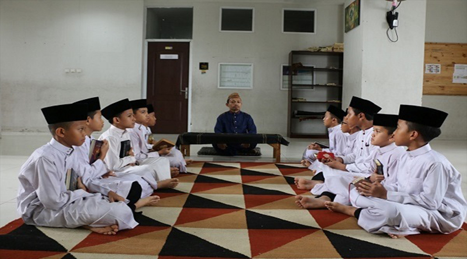 بالصور.. إيران تؤسس 30 مركزاً قرآنياً في جاكرتا