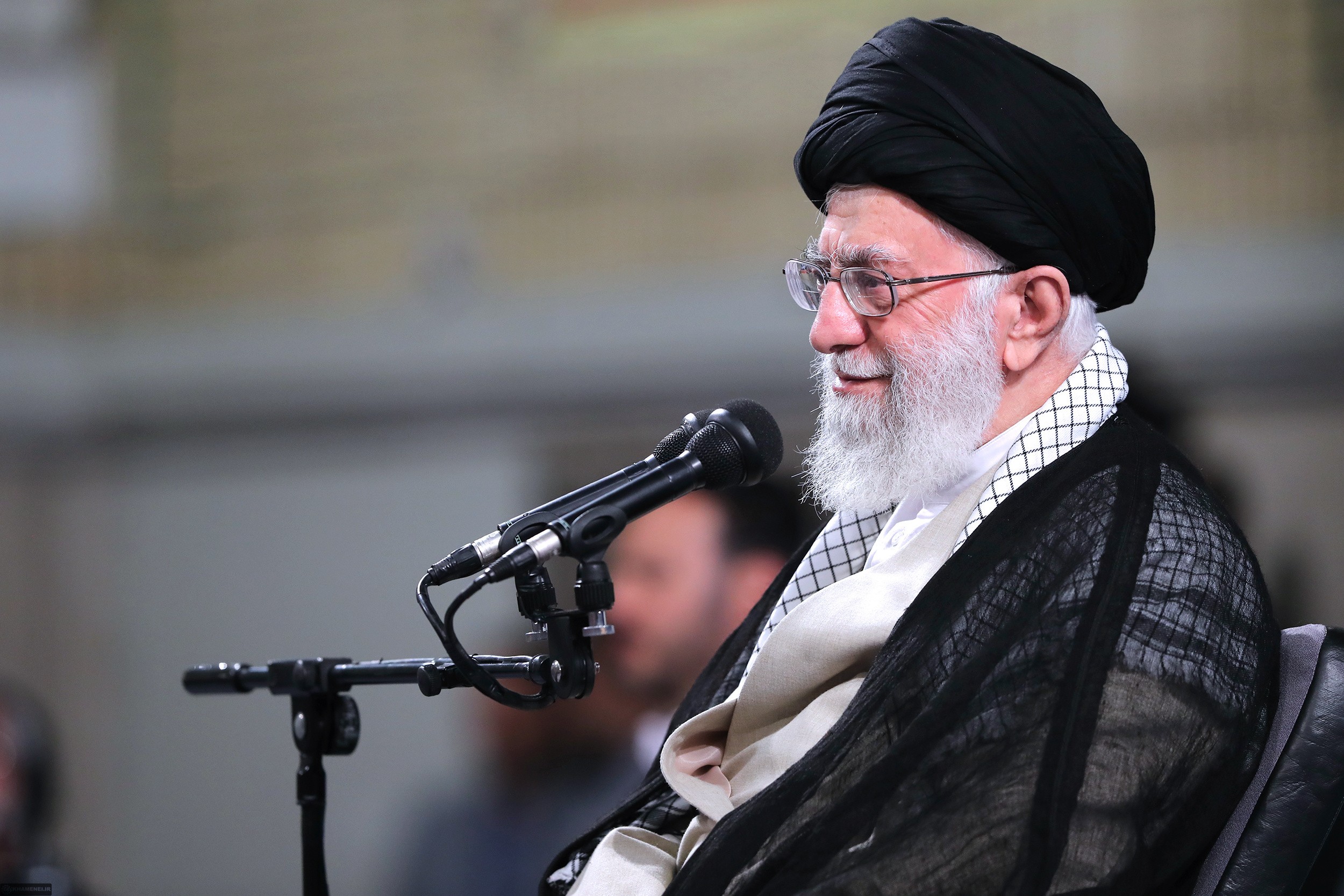 ما هو حكم طلاب العلوم الدينية في السفر للدراسة؟