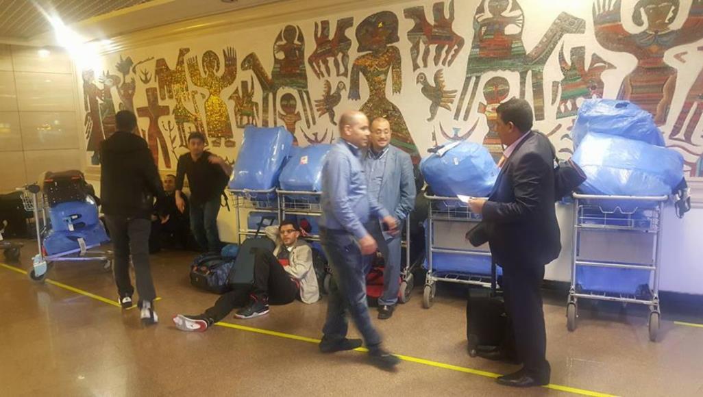 قصة انسانية مؤلمة.. يمنيون عالقون في المطارات