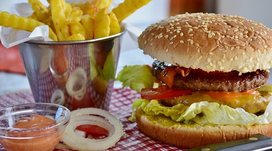 إحذر خطورة الوجبات السريعة على الأطفال