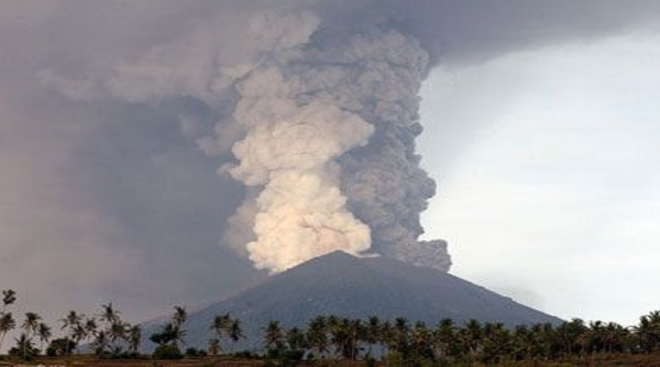 إندونيسيا.. بركان جبل "سينابونغ" ينفث رمادا إلى ارتفاع 7 كم