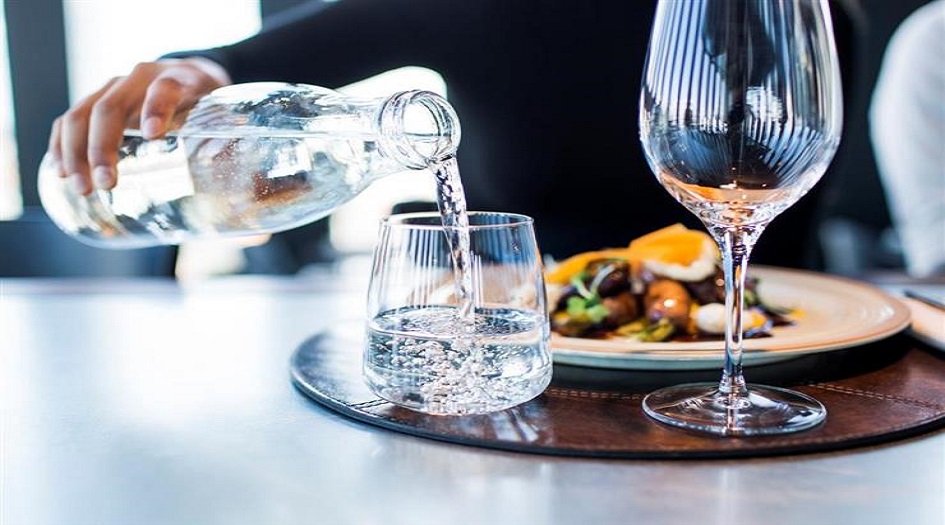 شرب الماء أثناء الطعام.. مفيد أم مضر؟