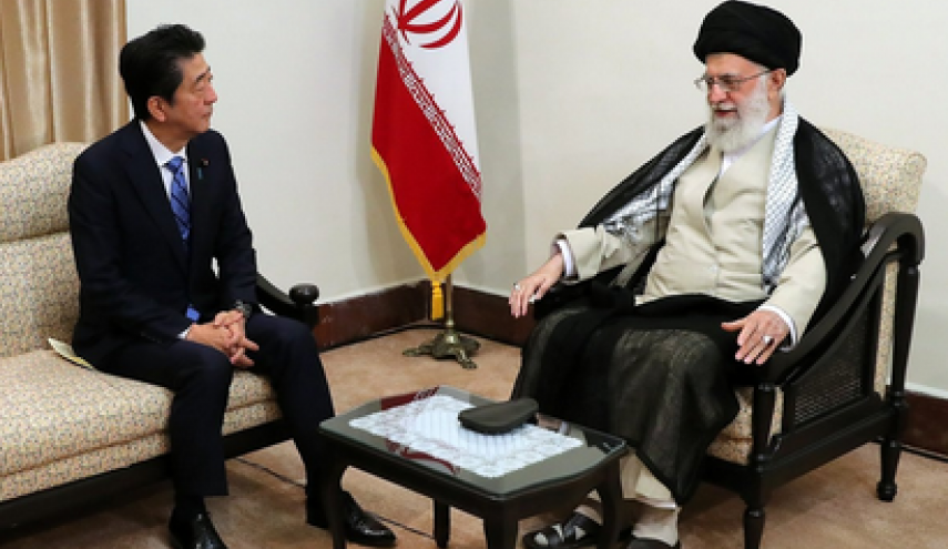 قائد الثورة الاسلامية يستقبل رئيس وزراء اليابان