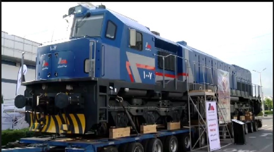إيران تزيح الستار عن قطار شحن محلي الصنع 