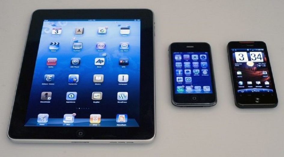 ضوء شاشات الهواتف الذكية يعجل بشيخوخة الجلد