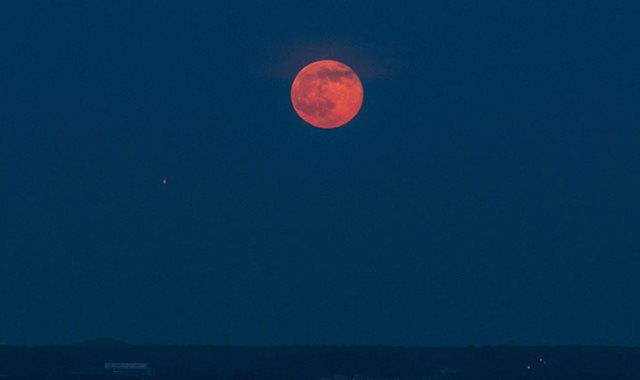 هل سمعت بـ "قمر الفراولة" ... اليكم تفاصيل هذه التسمية