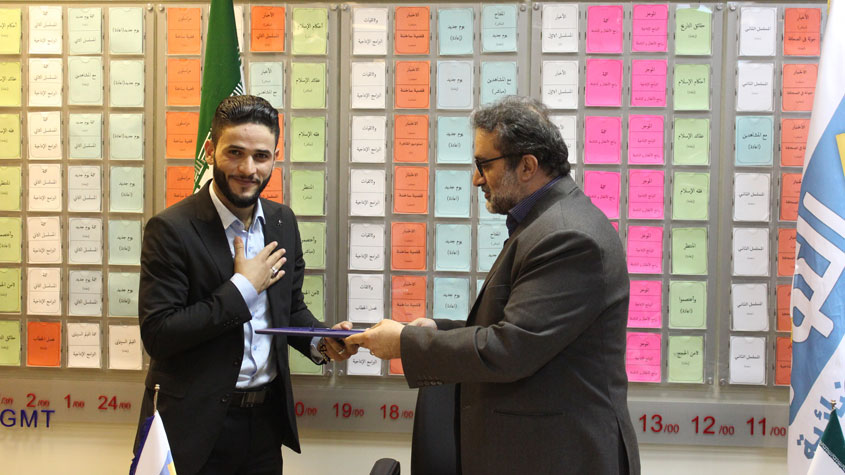 قناة الكوثر تكرم القارئ العراقي الفائز في مسابقتها القرآنية