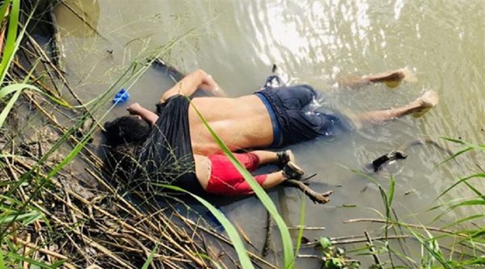 صورة صدمت الملايين... موت طالب لجوء وطفلته على حدود اميركا