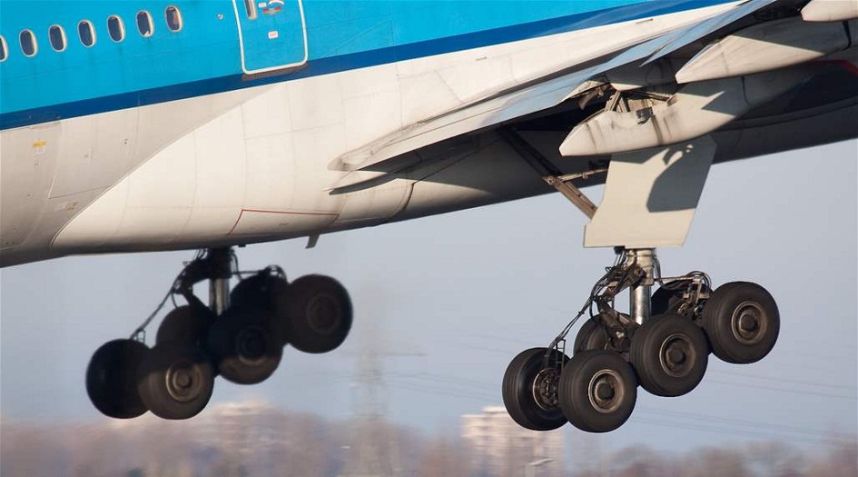 سافر خلسة... وسقط من الطائرة جثة