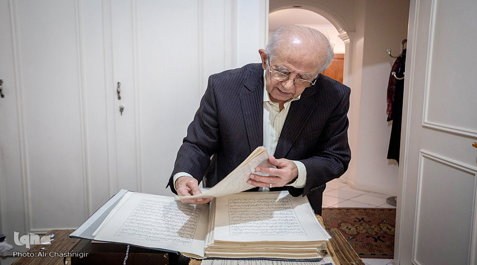 بالصور...خطاط إيراني يروي قصة خطّه لثالث مصحف يكتبه