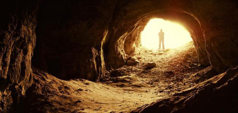 نقرأ في سورة الكهف ﴿وَتَحْسَبُهُمْ أَيْقَاظًا وَهُمْ رُقُودٌ﴾ كيف ذلك؟