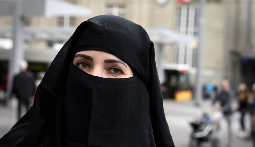 الحكومة التونسية تنهي الجدل حول منع النقاب