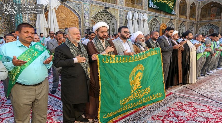 بالصور .. منتسبو العتبة العلوية يؤدون مراسم الزيارة الصباحية بحضور وفد العتبة الرضوية