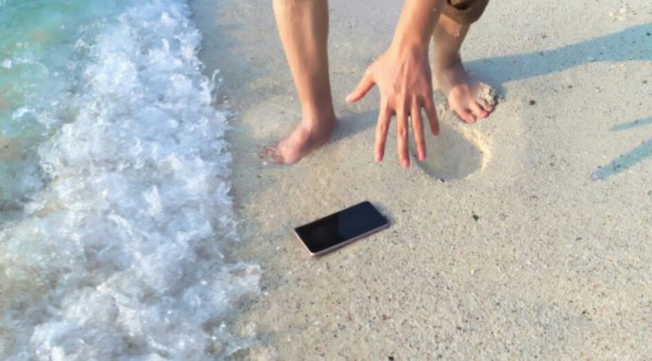 أخطاء يجب تجنُّبها تماماً إذا سقط هاتفك في المياه