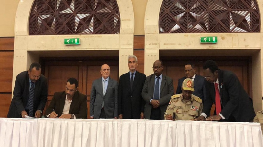 الحرية والتغيير والعسكري يوقعان وثيقة الاتفاق السياسي في السودان