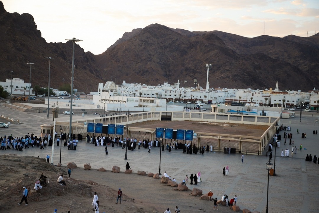 بالصور.. الحجاج الإيرانيون يتجولون في المدينة المنورة