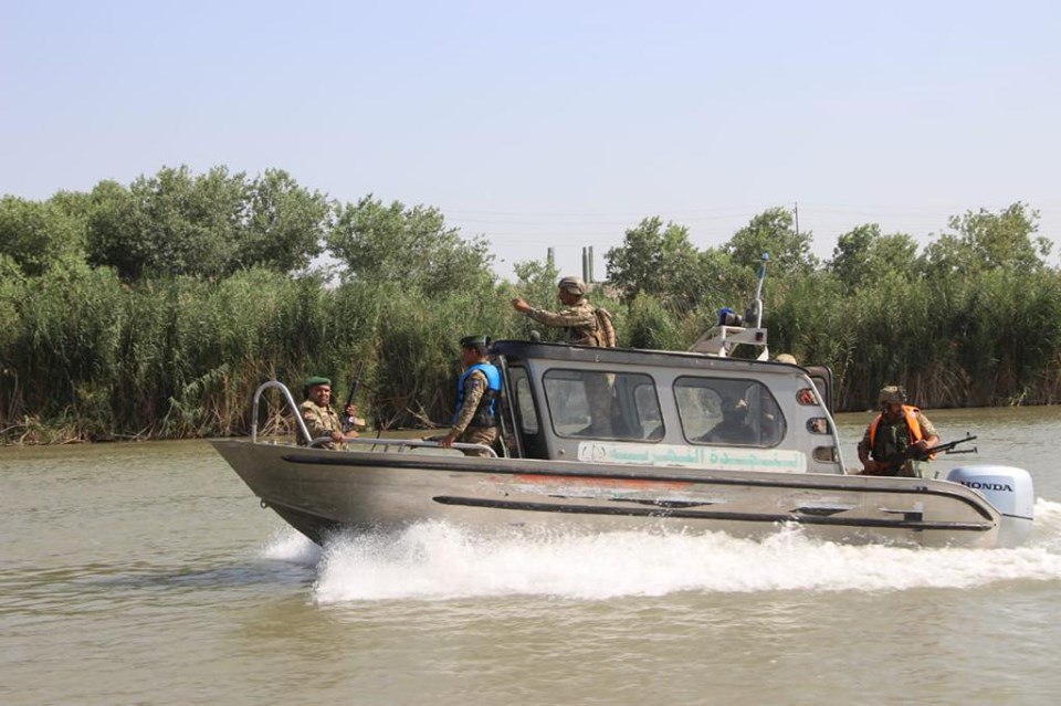 اغرب مطاردة..زوارق حربية تلاحق 