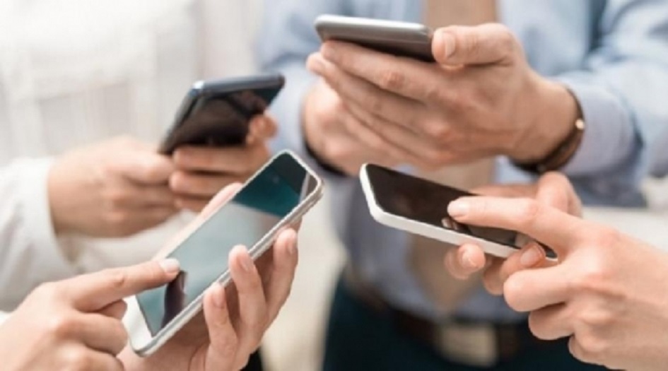 وزير يمنع الموظفين من استخدام هواتفهم خلال الدوام