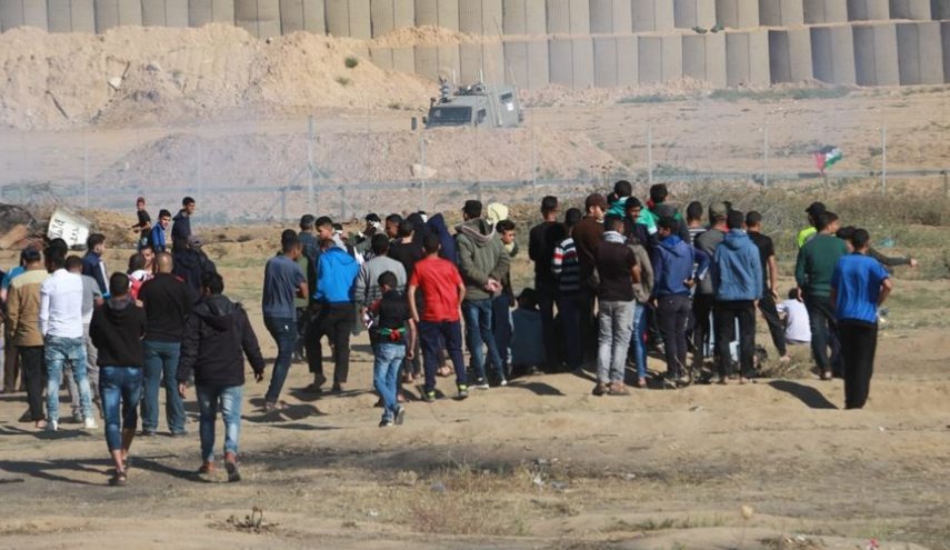 توافد المشاركين في مخيمات العودة والاحتلال يطلق النار