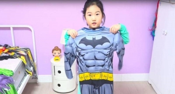 طفلة تجني 3 ملايين دولار شهريا عبر الإنترنت 